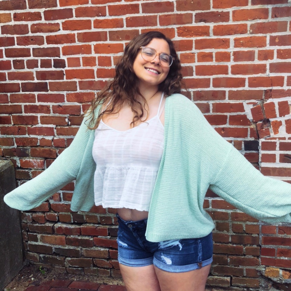 Meet your Posher, Lauren🤍🌿 - Picture 4 of 4